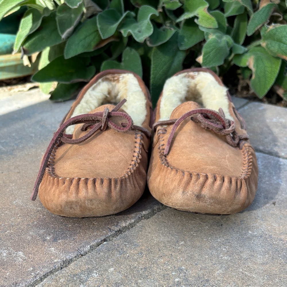 UGG Dakota Moccasin‎ Slippers with Soft Lining - Picture 3 of 9
